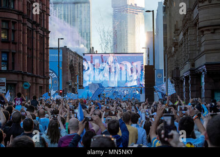 Manchester City giocatori sollevare i trofei sul palco durante la Premier League Trophy parade, Manchester. Stampa foto di associazione. Picture Data: lunedì 14 maggio, 2018. Vedere PA storia uomo Soccer City Photo credit dovrebbe leggere: Anthony Devlin/filo PA. Foto Stock