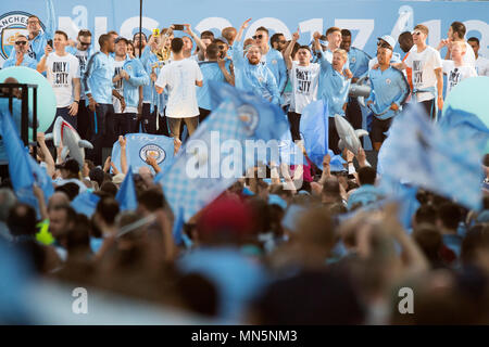 I giocatori di Manchester City sollevano i trofei sul palco durante la sfilata dei trofei dei campioni della Premier League, Manchester. PREMERE ASSOCIAZIONE foto. Data foto: Lunedì 14 maggio 2018. Vedere la storia PA calcio Man City Photo credit should Read: Anthony Devlin/PA Wire. Foto Stock