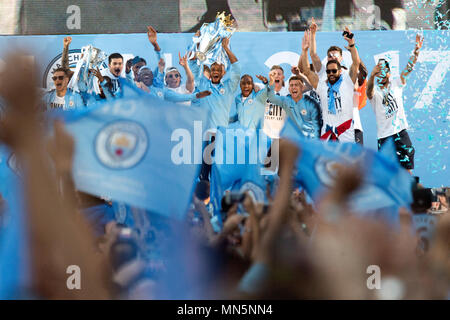 Manchester City giocatori sollevare i trofei sul palco durante la Premier League Trophy parade, Manchester. Foto Stock