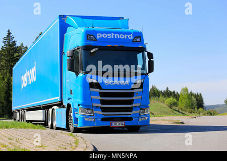 SALO, Finlandia - 12 Maggio 2018: Next Generation Scania R500 semi rimorchio di FE-Trans per la logistica PostNord parcheggiato su un cantiere in una giornata di sole dell'estate. Foto Stock