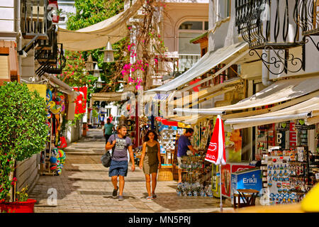 I suoi vicoli e negozi di souvenir della città di Bodrum in Mugla, nella Turchia meridionale. Foto Stock