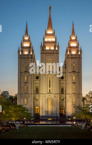 Salt Lake Temple accesa fino al tramonto in primavera. La Chiesa di Gesù Cristo dei Santi degli Ultimi Giorni, Temple Square, Salt Lake City, Utah, Stati Uniti d'America. Foto Stock