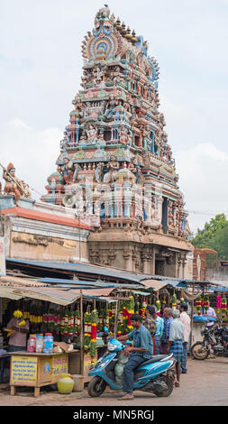 Karaikudi, India - 12 Marzo 2018: Scena sotto il gopuram, o torre di ingresso, dell'Kopudai Amman Tempio nelle principali città della regione di Chettinad Foto Stock