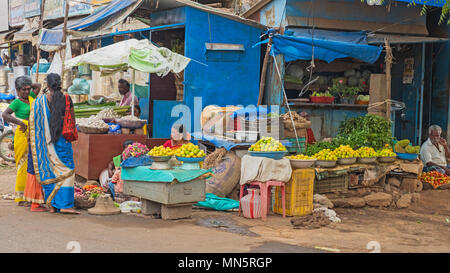 Karaikudi, India - 12 Marzo 2018: Frutta e verdura vengano venduti al ciglio della strada. I devoti di visitare il vicino tempio indù di tutto il Tamil Nadu Foto Stock