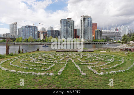 Labirinto circolare fatta di pietre al Villaggio Olimpico su False Creek, Vancouver, BC, Canada Foto Stock