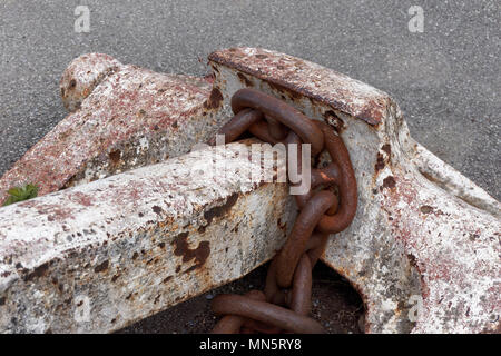 Close up di un arrugginito della nave e di ancoraggio catena sulla terra asciutta Foto Stock