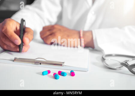 Un medico di prescrivere farmaci. prescrizione pillole sono prescritti da un medico. Foto Stock