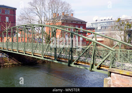 Elegante verde-ferro verniciato passerella costruita nel 1889 attraverso il fiume Ill , a Strasburgo, dopo la gente del posto ha presentato una petizione per la sua costruzione. Foto Stock