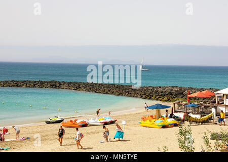 LANZAROTE, Spagna - 18 Aprile 2018: bagnanti in Playa Dorada una spiaggia a sud dell'isola di Lanzarote, Isole Canarie Foto Stock