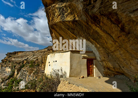 Hall di ingresso alla chiesa ortodossa di rock-conci di chiesa Petros e Paulus Melehayzengi, Tsaeda Amba montagne, Tigray, Etiopia Foto Stock