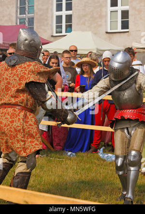 Combattimenti cavaliere del. "Cavaliere del torneo con prugna". Szydlow, Polonia, 23 luglio 2017. Foto Stock