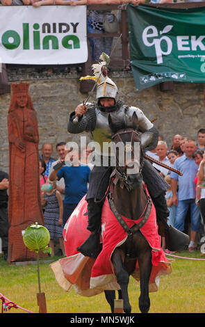 Cavaliere di dimostrazione di una lotta e tecniche di equitazione. "Cavaliere del torneo con prugna". Szydlow, Polonia, 23 luglio 2017. Foto Stock