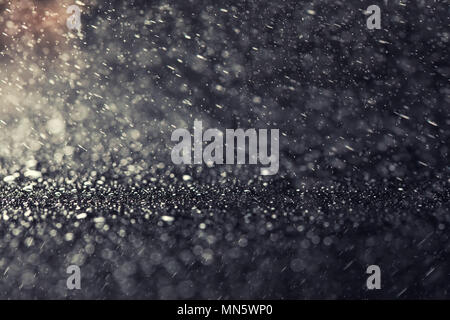 Abstract bokeh di acqua su sfondo nero Foto Stock