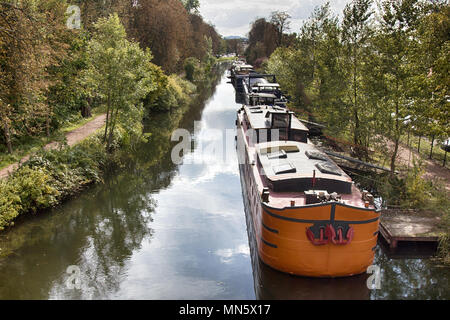 Metz, Francia - 20 Settembre 2017: Waterhouse su canal in area Parco. Sotto alloggiamento atto vecchio automotori Foto Stock