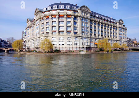 L'appartamento di esca e ufficio edificio di Strasburgo, di fronte al fiume Ill e il Canale Faux des Remparts, grand Beaux-Arts neo-classico Foto Stock