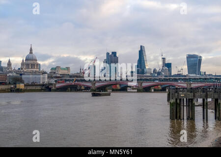London city skyline finanziario con il walkie-talkie, Cheesegrater, torre 42 grattacieli e la Cattedrale di St Paul e come visto dalla regina a piedi Foto Stock