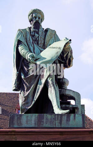 Statua di bronzo di Johannes Gutenberg tenendo aperta la bibbia in luogo Gutenberg a Strasburgo, Francia Foto Stock