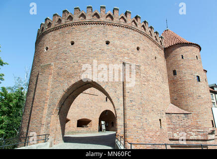 Castello del XVI secolo Varsavia Barbican muro di difesa con torri costruite all'ingresso della città vecchia (Polonia). Foto Stock