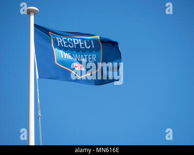 Un RNLI 'rispetto l'acqua' bandiera a Buckie Harbour, murene, Scozia Foto Stock