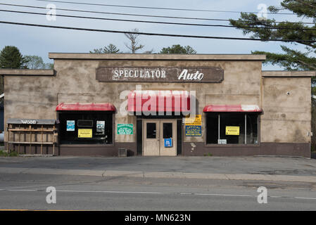 Un edificio dal guasto di un business per asta a causa di preclusione fiscale in speculatore, NY USA Foto Stock