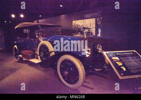 Naples, Florida, Stati Uniti d'America - 5 Maggio 2018: Blu 1914 Rolls Royce Silver Ghost visualizzata in giri Institute in Naples, Florida. Solo uso editoriale. Foto Stock