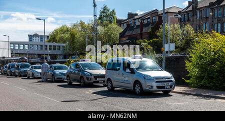 Servizio Taxi fuori Hamilton interscambio, l'hub del trasporto nel centro di Hamilton, South Lanarkshire, Scotland, Regno Unito Foto Stock