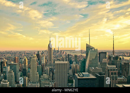 La città di New York skyline al tramonto con filtro vintage Foto Stock