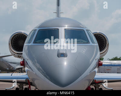 Vista frontale del Gulfstream G280 business jet sullo schermo durante il Singapore Airshow 2018 presso il Centro Fieristico Changi di Singapore. Foto Stock