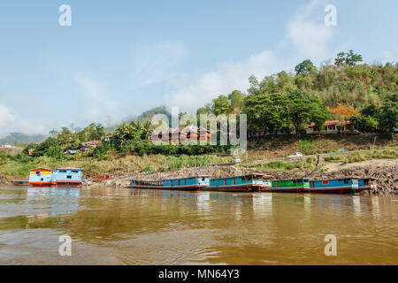 Slow barche sul fiume Mekong vicino Pakbeng città nel nord del Laos. Foto Stock