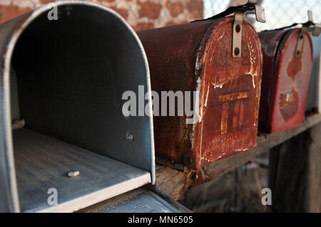 Una fila di vecchi, arrugginimento delle cassette postali nelle zone rurali del Nuovo Messico, Stati Uniti d'America. Foto Stock