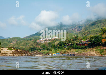 Slow barche sul fiume Mekong vicino Pakbeng città nel nord del Laos. Foto Stock