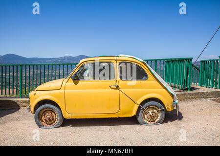 Vecchio abbandonato giallo 500 Fiat auto in Italia Foto Stock