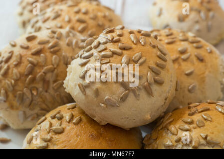 Gruppo di panini fatti in casa con i semi di girasole Foto Stock