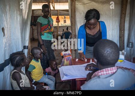 Un sud sudanese visto donna avente la visita medica dopo essere stato registrato con l'UNHCR. Il rifugiato Kuluba centro di accoglienza è uno dei numerosi centri di accoglienza nel nord Uganda costruita appositamente per gestire le centinaia di migliaia di sud sudanesi afflusso di rifugiati. Il centro di accoglienza è dove i rifugiati vengono registrati dall'UNHCR come rifugiati ufficialmente e sono solo andare a stare qui per 24-48 ore prima di essere trasferiti al più permanenti di insediamenti dei rifugiati. Foto Stock