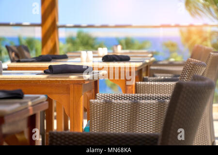 Tabella servito insieme al Summer Terrace cafe quando viaggi in all'aperto Foto Stock