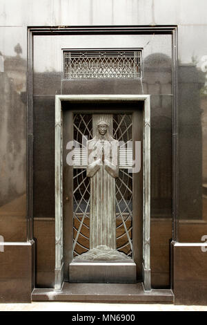 Il Cimitero di Recoleta, Buenos Aires, capitale dell'Argentina. Ingresso della tomba con il design che mostra la Vergine Maria. Art Deco. Moderno. Foto Stock