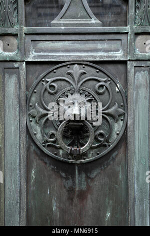 Il Cimitero di Recoleta, Buenos Aires, capitale dell'Argentina. Porta respingente in un leone la bocca. Foto Stock