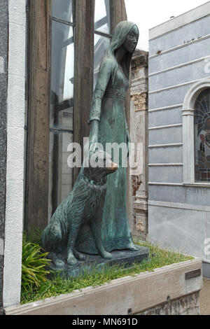 Tomba di Liliana Crociati de Szaszak nel suo abito da sposa, con il suo cane Sabú, statua da Wifredo Viladich. Stile neo-gotico. Foto Stock