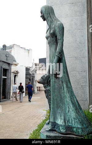 Tomba di Liliana Crociati de Szaszak nel suo abito da sposa, con il suo cane Sabú, statua da Wifredo Viladich. Stile neo-gotico. Foto Stock