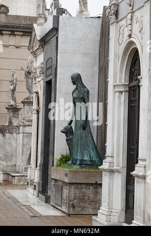 Tomba di Liliana Crociati de Szaszak nel suo abito da sposa, con il suo cane Sabú, statua da Wifredo Viladich. Stile neo-gotico. Foto Stock