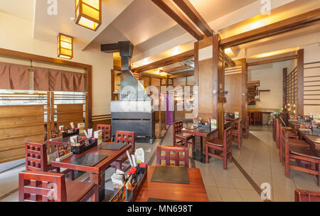 Mosca - Settembre 2014: interni di un lussuoso e moderno cafe grande "GIN-NO TAKI' con cucina giapponese. Hall con mobili in legno, contatore e kit aperto Foto Stock