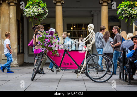 Lo scheletro di bicicletta equitazione per vasca da bagno bizzarro tour presi in bagno, Somerset, Regno Unito il 31 Luglio 2013 Foto Stock