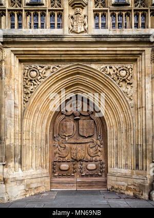 Porta in legno che conduce alla Abbazia di Bath presi in bagno, Somerset, Regno Unito il 2 novembre 2017 Foto Stock