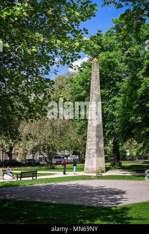 L'Obelisco in Queen Square Bath eretto da Beau Nash presi in bagno, Somerset, Regno Unito il 13 maggio 2018 Foto Stock