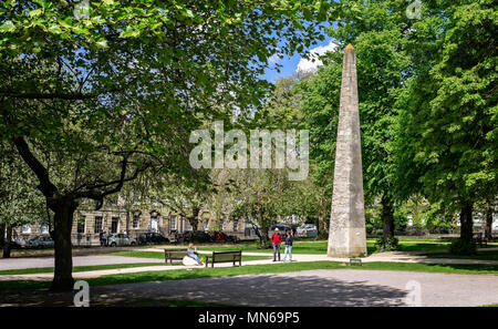 L'Obelisco in Queen Square Bath eretto da Beau Nash presi in bagno, Somerset, Regno Unito il 13 maggio 2018 Foto Stock