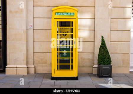 Defibrillatore in giallo chiosco telefono in Southgate Shopping Centre, bagno, Somerset, Regno Unito adottate il 13 maggio 2018 Foto Stock