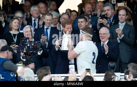 Londra, Inghilterra - MARZO 11: Inghilterra capitano Dylan Hartley raccoglie la Calcutta Cup dal principe Harry dopo la partita tra Inghilterra e Scozia RBS TORNEO SEI NAZIONI a Twickenham Stadium il 11 marzo 2017 a Londra, Inghilterra. Foto Stock