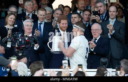 Londra, Inghilterra - MARZO 11: Inghilterra capitano Dylan Hartley raccoglie la Calcutta Cup dal principe Harry dopo la partita tra Inghilterra e Scozia RBS TORNEO SEI NAZIONI a Twickenham Stadium il 11 marzo 2017 a Londra, Inghilterra. Foto Stock