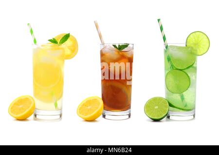 Tre Bicchieri di limonata estiva, tè freddo e bevande Limonata di lime al con cannucce isolato su uno sfondo bianco Foto Stock