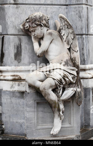 Statua di un ragazzo di pelo di angelo a La Recoleta Cemetery Buenos Aires, Argentina. Foto Stock